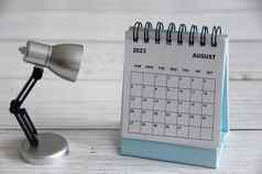 8月白色桌子上日历表格灯木表格
