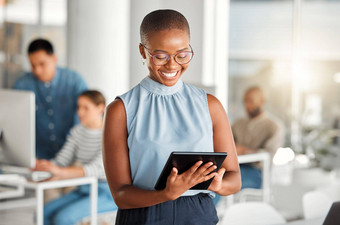 快乐的非洲美国女商人工作数字平板电脑工作快乐的黑色的女商人社会媒体数字平板电脑商人检查电子邮件数字平板电脑