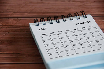 1月白色桌子上日历木表格背景日历概念