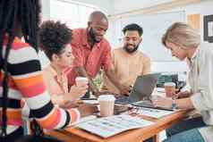 集团快乐多样化的商人会议现代办公室工作年轻的非洲美国商人会说话的的同事们显示的想法移动PC有创意的商人规划
