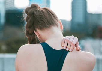 特写镜头高加索人女人持有脖子肩膀锻炼在户外女运动员痛苦痛苦的受伤骨折联合发炎肌肉锻炼苦苦挣扎的僵硬的身体抽筋导致不舒服