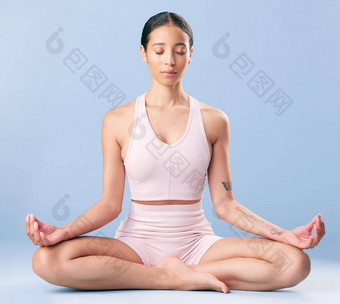 混合比赛健身女人冥想练习瑜伽工作室蓝色的背景年轻的拉美裔女发现中心和平平衡考虑到旅程Zen