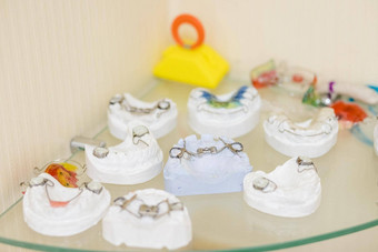 模型牙科板对齐变形牙齿unremovable矫正板牙科模型石膏孩子们矫正板螺杆现代使彩色的塑料