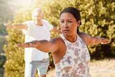 老年人生活健康的生活方式锻炼在户外高级夫妇站战士构成练习瑜伽自然阳光明媚的一天