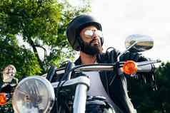 男人。头盔太阳镜骑摩托车