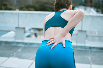 高加索人女人持有痛较低的回来锻炼在户外女运动员痛苦痛苦的脊柱受伤骨折联合发炎肌肉锻炼苦苦挣扎的僵硬的身体抽筋导致不舒服应变