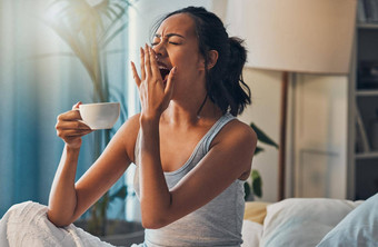 年轻的混合比赛女人打呵欠说谎床上喝咖啡有吸引力的拉美裔女醒着的<strong>睡眠</strong>准备<strong>好</strong>了开始一天