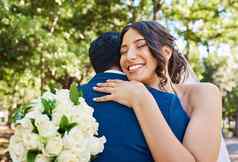 美丽的快乐的新娘持有花束拥抱丈夫快乐新婚夫妇拥抱快乐婚礼一天自然背景