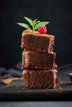 烤块巧克力巧克力蛋糕馅饼黑色的表格美味的甜点