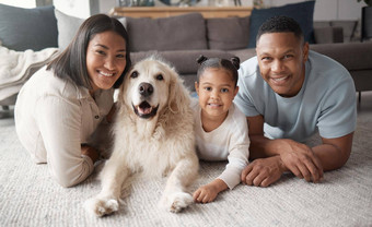 肖像快乐混合比赛家庭放松休息室地板上狗爱的黑色的家庭充满深情的福斯特动物年轻的夫妇成键女儿获救小狗首页