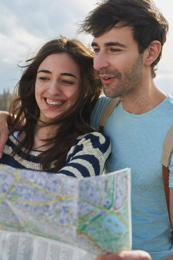 改变世界经验年轻的夫妇地图探索城市伦敦