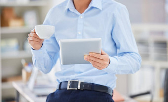 特写镜头商人浏览数字平板电脑喝咖啡茶杯打破办公室企业家规划在线搜索的想法灵感无线可移植的聪明的设备