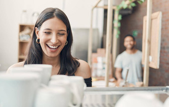 快乐拉美裔女服务员咖啡机准备热饮料咖啡馆快乐咖啡师使温暖的喝服务客户咖啡店