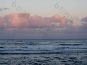 美丽的粉<strong>红色</strong>的紫色的黎明海洋波<strong>滚动</strong>海岸