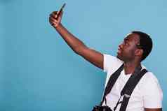 非洲美国专业摄影师采取自拍照片智能手机