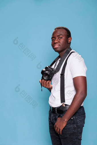 快乐的年轻的成人摄影爱好者照片设备摆姿势相机