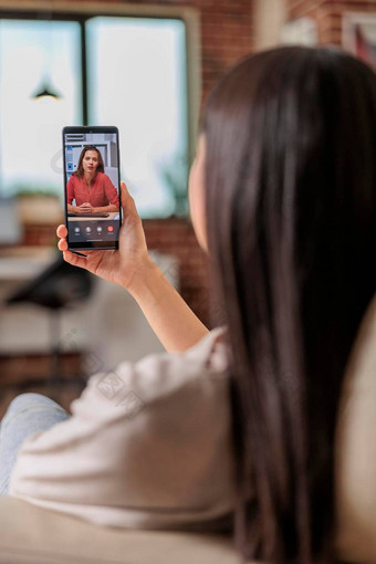 亚洲女人视频调用会议在线沟通
