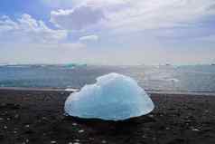 钻石海滩冰岛蓝色的冰山融化黑色的沙子冰闪闪发光的阳光