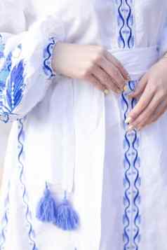 关闭国家传统的乌克兰衣服细节女人绣花衣服认不出来人
