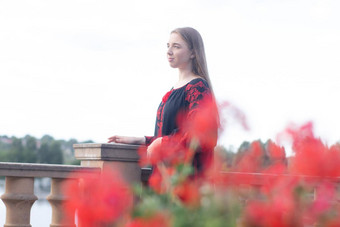 女孩国家传统的乌克兰衣服黑色的红色的绣花衣服女人<strong>模型</strong>摆姿势公园在<strong>户外</strong>