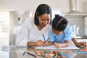 教学帮<strong>助学</strong>习年轻的妈妈。帮助女儿家庭作业首页