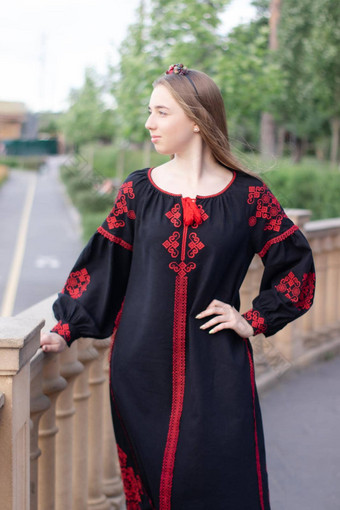 肖像年轻的女人穿黑色的红色的维希万卡国家绣花乌克兰衬衫女孩衣服在户外公园夏天