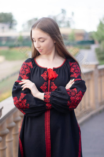 肖像年轻的女人穿黑色的红色的维希万卡国家绣花乌克兰衬衫女孩衣服在户外公园夏天