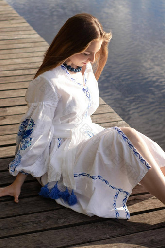 女孩绣花国家乌克兰服装码头海岸湖独立一天乌克兰宪法维希万卡一天年轻的女人蓝色的衣服在户外
