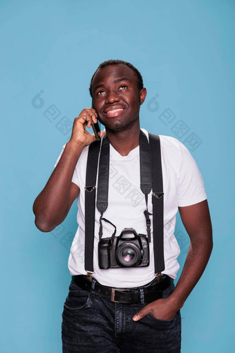 自信专业摄影师数码单反相机相机会说话的电话