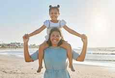 海滩游荡者肖像妈妈。携带女儿肩膀海滩