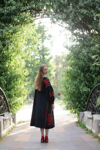 女孩国家传统的乌克兰衣服黑色的红色的绣花衣服女人<strong>模型</strong>摆姿势公园在<strong>户外</strong>