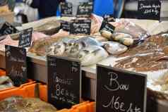 计数器新鲜的鱼金卡雷莱特当地的著名的鱼市场