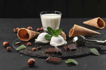 美食奶油巧克力冰奶油服务石头板岩黑色的背景