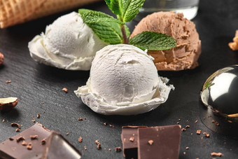 美食奶油巧克力冰奶油服务石头板岩黑色的背景