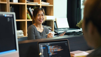 年轻的软件工程师团队发展中网站设计编码技术启动公司
