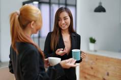 肖像亚洲女商人咨询开始市场营销计划满足客户办公室房间