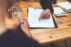 亚洲女银行员工客户读合同签署同意买房子真正的房地产概念