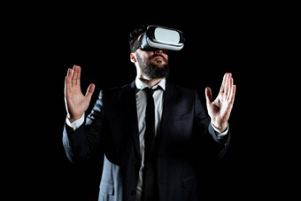 商人穿虚拟现实耳机手势采取专业培训模拟器男人。西装展示现代技术创新学习