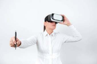 女人穿眼镜指出最近更新笔女商人虚拟现实眼镜展示的想法执行显示晚些时候数据