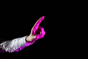 手女专业指出<strong>手势</strong>采取培训虚拟现实模拟器光下降女人手指展示未来主义的技术