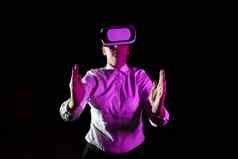 女商人虚拟现实护目镜手势采取专业培训光下降女人穿现代模拟器展示有创意的技术