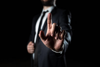手指指出重要的infortmations手展示crutial公告男人。显示最近更新执行显示至关重要的消息