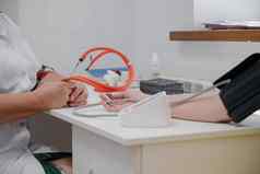医生血压计听诊器检查病人的血压力医院