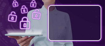 女商人持有平板电脑代表数字生成的挂锁空白显示女人显示策略规划网络安全数据隐私