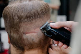 发型但理发店男人的理发师理发师理发师削减客户端机理发