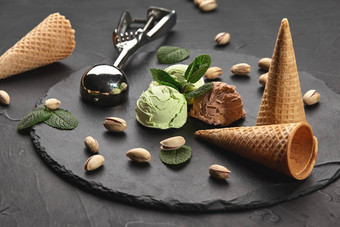 美食巧克力阿月浑子冰奶油服务石头板岩黑色的背景