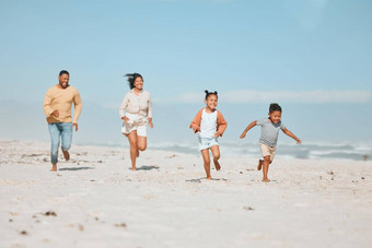 快乐的年轻的混合比赛家庭运行海滩快乐妈妈。父亲孩子们有趣的夏天假期好玩的休闲家庭赛车桑迪海滩享受时间