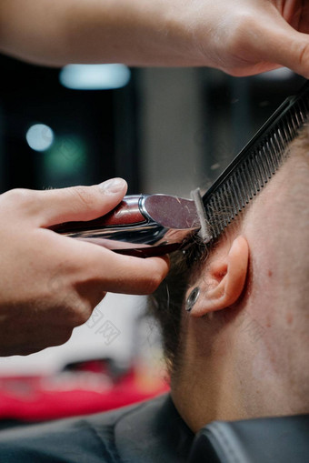 发型但理发店男人的理发师理发师理发师削减客户端机理发