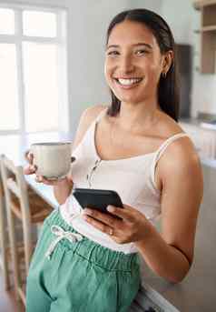 咖啡好无线网络连接女人持有手机喝咖啡首页
