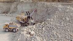 挖掘机加载土壤矿业转储卡车设备提取铁小时采石场过程矿业铁小时采石场聪明的过程铁小时采石场